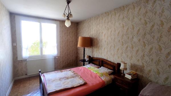 Maison de plain pied dans quartier proche du centre ville de quatre chambres.