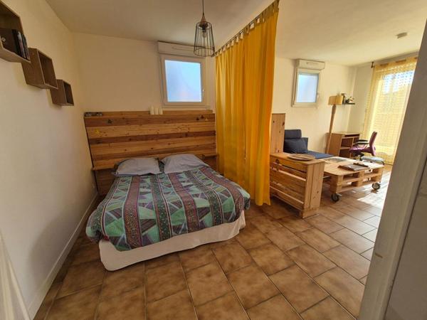 Belle Maison ou Pavillon sur Sous-sol de 146 m² entièrement Rénovée avec Cour, Atelier, Terrasse, Appentis et Terrain clos et arboré de 376 m²