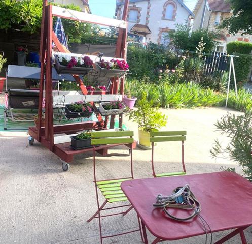 Belle Maison ou Pavillon sur Sous-sol de 146 m² entièrement Rénovée avec Cour, Atelier, Terrasse, Appentis et Terrain clos et arboré de 376 m²