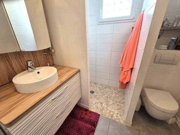 Belle Maison ou Pavillon sur Sous-sol de 146 m² entièrement Rénovée avec Cour, Atelier, Terrasse, Appentis et Terrain clos et arboré de 376 m²