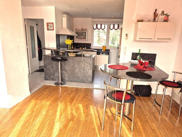 Belle Maison ou Pavillon sur Sous-sol de 146 m² entièrement Rénovée avec Cour, Atelier, Terrasse, Appentis et Terrain clos et arboré de 376 m²