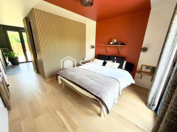 Posez vos valises dans cette élégante maison connectée avec jardin, piscine et terrasse