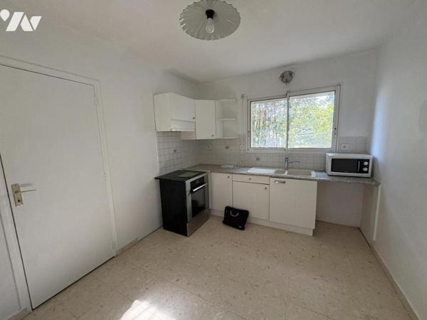 Maison d'habitation construite sur deux niveaux et comprenant 4 chambres , garage et terrain clos