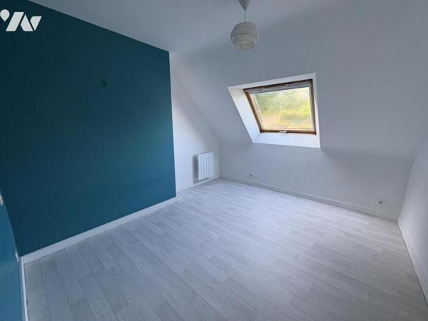 Maison d'habitation construite sur deux niveaux et comprenant 4 chambres , garage et terrain clos