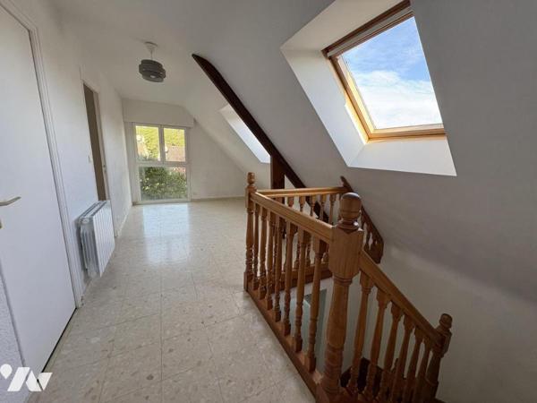 Maison d'habitation construite sur deux niveaux et comprenant 4 chambres , garage et terrain clos