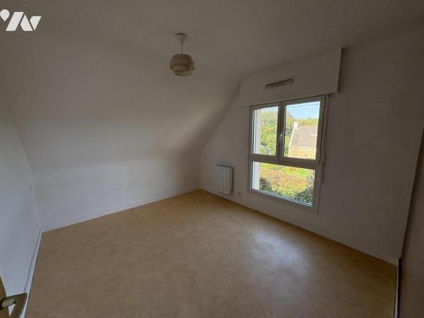 Maison d'habitation construite sur deux niveaux et comprenant 4 chambres , garage et terrain clos