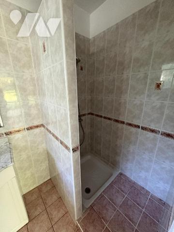 Maison d'habitation construite sur deux niveaux et comprenant 4 chambres , garage et terrain clos