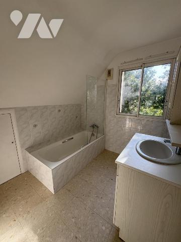 Maison d'habitation construite sur deux niveaux et comprenant 4 chambres , garage et terrain clos