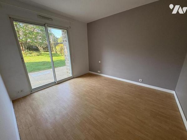 Maison d'habitation construite sur deux niveaux et comprenant 4 chambres , garage et terrain clos