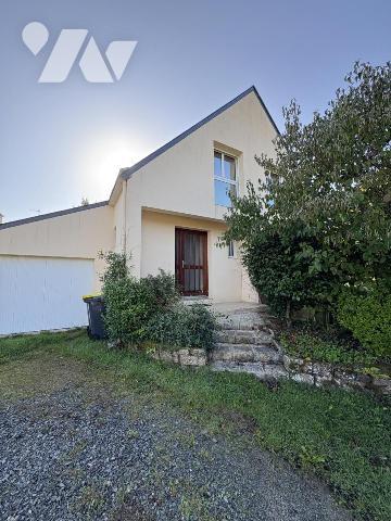 Maison d'habitation construite sur deux niveaux et comprenant 4 chambres , garage et terrain clos