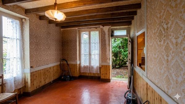 Maison ancienne à rénover de 131 m² avec grand terrain à Naintré - Réf 11901