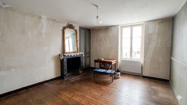 Maison ancienne à rénover de 131 m² avec grand terrain à Naintré - Réf 11901