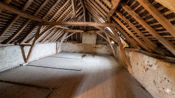 Maison ancienne à rénover de 131 m² avec grand terrain à Naintré - Réf 11901