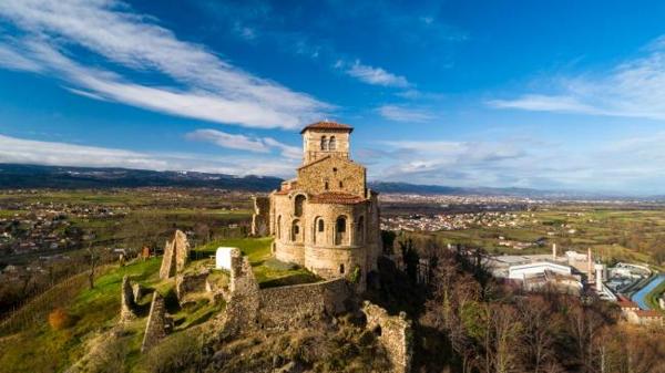 Terrain constructible 2000 m² environ - Centre ville - zone U1 - Saint Romain Le Puy - promotion immobilière possible