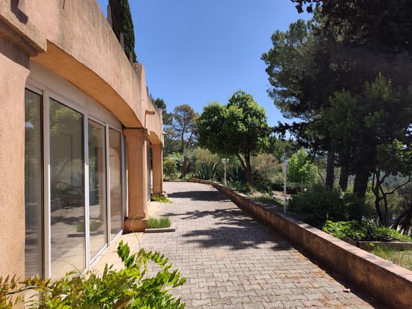 Brignoles (83170) Propriété avec vue dominante exceptionnelle, 2 villas sur 1.6 hectare environ