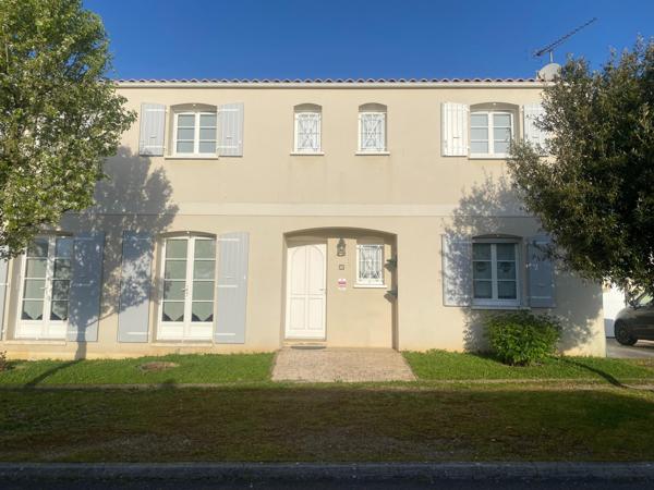 BIEN RARE SUR LE MARCHE MAISON A HAUT POTENTIEL DE 183 M2 A SEULEMENT 7 MIN DE LA GARE DE SURGERES !