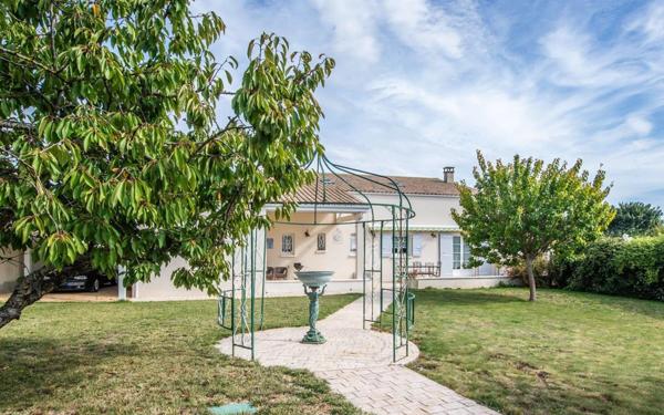 BIEN RARE SUR LE MARCHE MAISON A HAUT POTENTIEL DE 183 M2 A SEULEMENT 7 MIN DE LA GARE DE SURGERES !