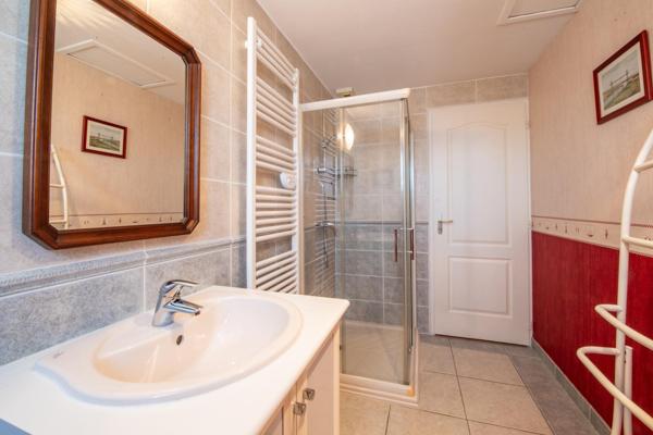 BIEN RARE SUR LE MARCHE MAISON A HAUT POTENTIEL DE 183 M2 A SEULEMENT 7 MIN DE LA GARE DE SURGERES !