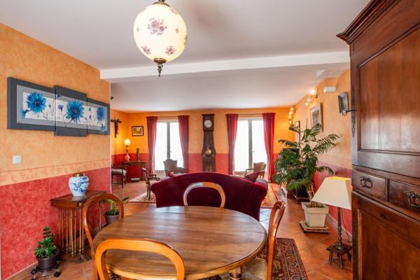 BIEN RARE SUR LE MARCHE MAISON A HAUT POTENTIEL DE 183 M2 A SEULEMENT 7 MIN DE LA GARE DE SURGERES !