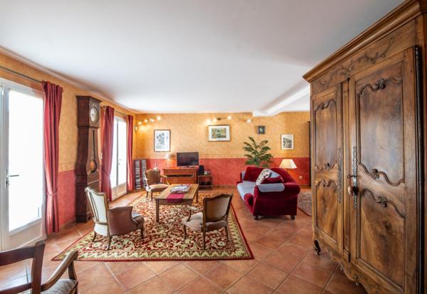 BIEN RARE SUR LE MARCHE MAISON A HAUT POTENTIEL DE 183 M2 A SEULEMENT 7 MIN DE LA GARE DE SURGERES !