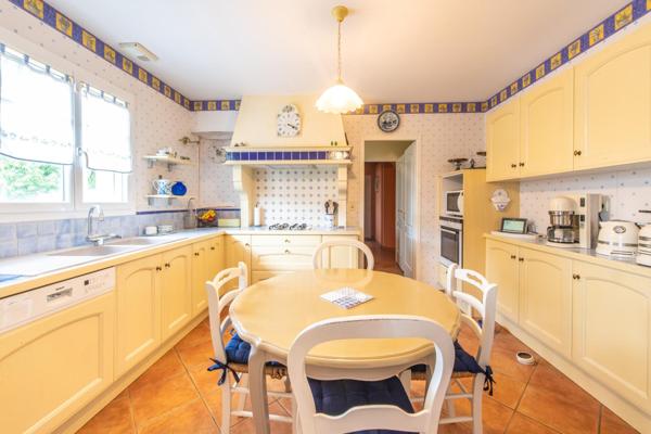 BIEN RARE SUR LE MARCHE MAISON A HAUT POTENTIEL DE 183 M2 A SEULEMENT 7 MIN DE LA GARE DE SURGERES !