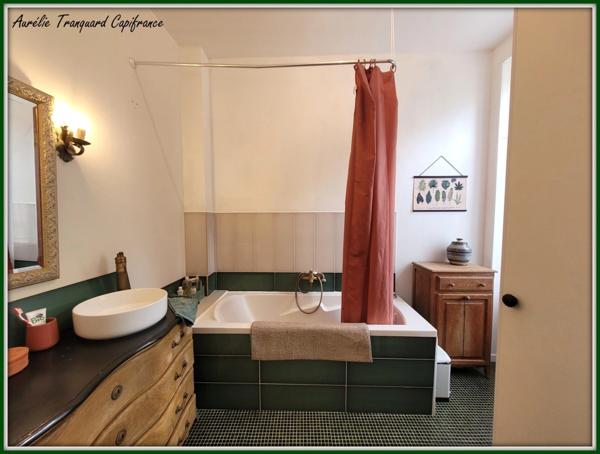 Maison de ville familiale (114m²) à vendre 6 pièces SAINT JEAN D'ANGELY (17) avec TERRASSE et JARDIN -parcelle 100m².