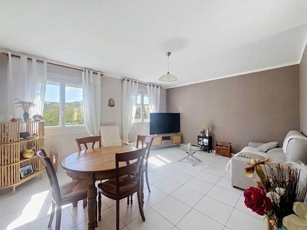 Appartement dans maison en petite copropriété grand garage privatif, terrasse et combles aménageables
