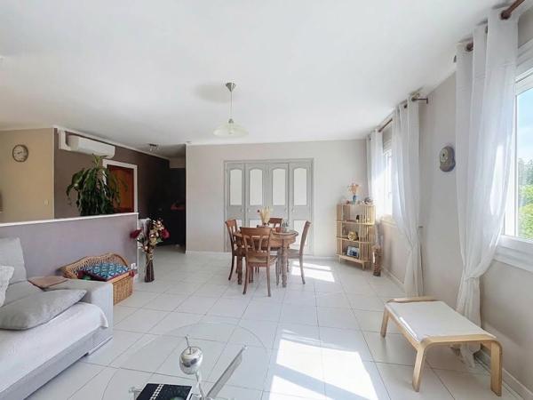 Appartement dans maison en petite copropriété grand garage privatif, terrasse et combles aménageables