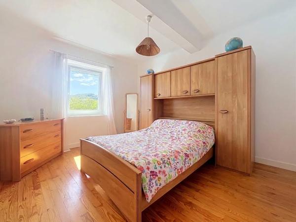 Appartement dans maison en petite copropriété grand garage privatif, terrasse et combles aménageables