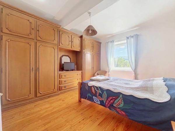 Appartement dans maison en petite copropriété grand garage privatif, terrasse et combles aménageables