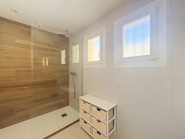 Appartement dans maison en petite copropriété grand garage privatif, terrasse et combles aménageables