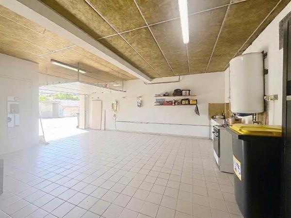 Appartement dans maison en petite copropriété grand garage privatif, terrasse et combles aménageables