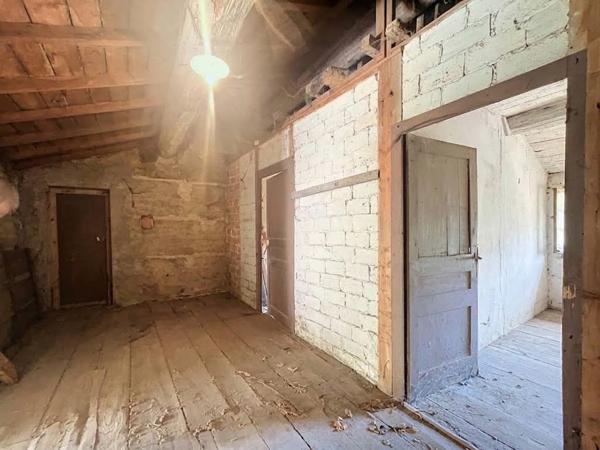 Appartement dans maison en petite copropriété grand garage privatif, terrasse et combles aménageables