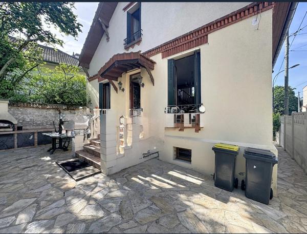 À 2 MIN DU RER E CHAMPIGNY CENTRE – MAISON 123 M² HABITABLES – 3 CHAMBRES/GRAND SEJOUR– TERRAIN 400 M² – 2 GARAGES – ATELIER 30 M²