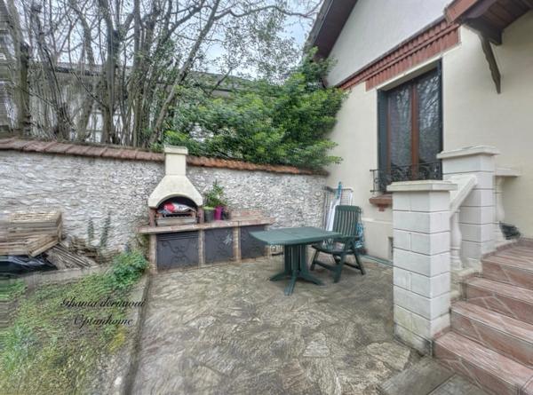 À 2 MIN DU RER E CHAMPIGNY CENTRE – MAISON 123 M² HABITABLES – 3 CHAMBRES/GRAND SEJOUR– TERRAIN 400 M² – 2 GARAGES – ATELIER 30 M²