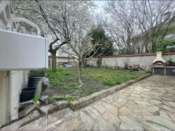 À 2 MIN DU RER E CHAMPIGNY CENTRE – MAISON 123 M² HABITABLES – 3 CHAMBRES/GRAND SEJOUR– TERRAIN 400 M² – 2 GARAGES – ATELIER 30 M²