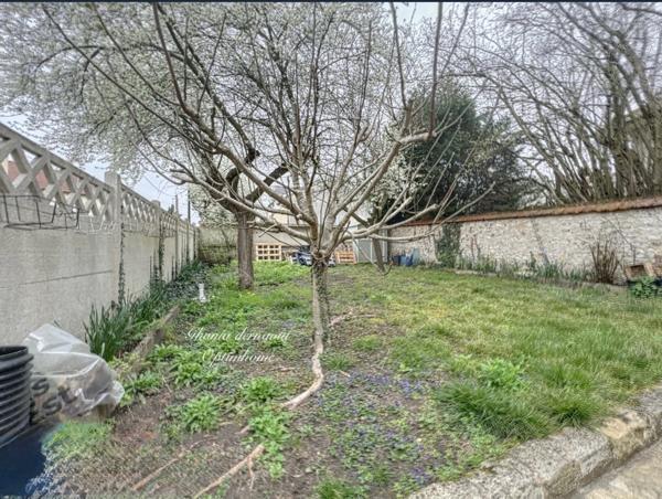 À 2 MIN DU RER E CHAMPIGNY CENTRE – MAISON 123 M² HABITABLES – 3 CHAMBRES/GRAND SEJOUR– TERRAIN 400 M² – 2 GARAGES – ATELIER 30 M²