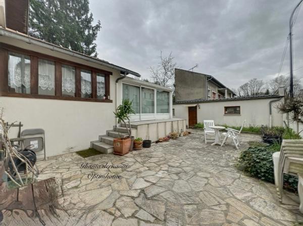 À 2 MIN DU RER E CHAMPIGNY CENTRE – MAISON 123 M² HABITABLES – 3 CHAMBRES/GRAND SEJOUR– TERRAIN 400 M² – 2 GARAGES – ATELIER 30 M²