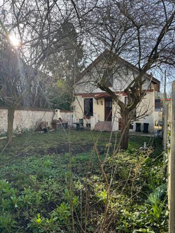 À 2 MIN DU RER E CHAMPIGNY CENTRE – MAISON 123 M² HABITABLES – 3 CHAMBRES/GRAND SEJOUR– TERRAIN 400 M² – 2 GARAGES – ATELIER 30 M²
