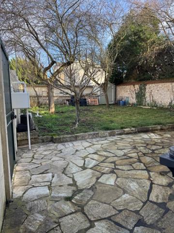 À 2 MIN DU RER E CHAMPIGNY CENTRE – MAISON 123 M² HABITABLES – 3 CHAMBRES/GRAND SEJOUR– TERRAIN 400 M² – 2 GARAGES – ATELIER 30 M²