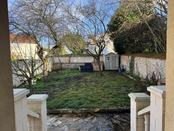À 2 MIN DU RER E CHAMPIGNY CENTRE – MAISON 123 M² HABITABLES – 3 CHAMBRES/GRAND SEJOUR– TERRAIN 400 M² – 2 GARAGES – ATELIER 30 M²