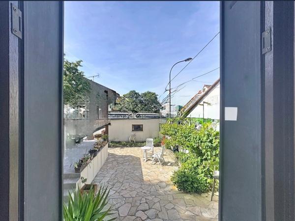 À 2 MIN DU RER E CHAMPIGNY CENTRE – MAISON 123 M² HABITABLES – 3 CHAMBRES/GRAND SEJOUR– TERRAIN 400 M² – 2 GARAGES – ATELIER 30 M²