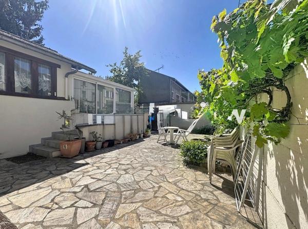 À 2 MIN DU RER E CHAMPIGNY CENTRE – MAISON 123 M² HABITABLES – 3 CHAMBRES/GRAND SEJOUR– TERRAIN 400 M² – 2 GARAGES – ATELIER 30 M²