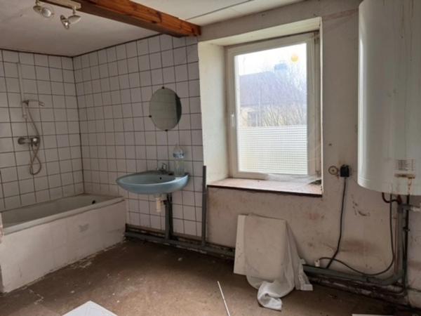 A vendre en exclusivité, proche de la Belgique et du Luxembourg, une maison de village à rénover de 67 m² habitables ! Située  dans l’axe Stenay / Charleville, cette bâtisse est idéal pour les amateu
