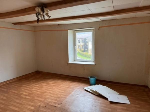 A vendre en exclusivité, proche de la Belgique et du Luxembourg, une maison de village à rénover de 67 m² habitables ! Située  dans l’axe Stenay / Charleville, cette bâtisse est idéal pour les amateu