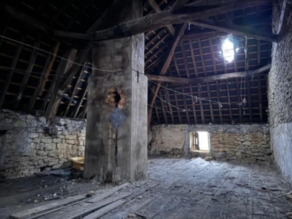 A vendre en exclusivité, proche de la Belgique et du Luxembourg, une maison de village à rénover de 67 m² habitables ! Située  dans l’axe Stenay / Charleville, cette bâtisse est idéal pour les amateu