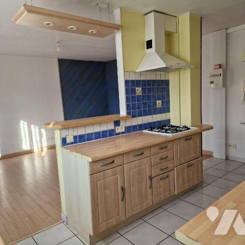 A VENDRE, un appartement au 4ème étage, sans ascenseur, comprenant une entrée sur séjour - cuis...