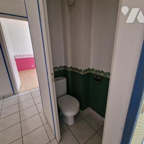 A VENDRE, un appartement au 4ème étage, sans ascenseur, comprenant une entrée sur séjour - cuis...