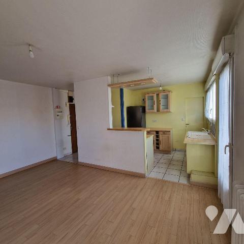A VENDRE, un appartement au 4ème étage, sans ascenseur, comprenant une entrée sur séjour - cuis...