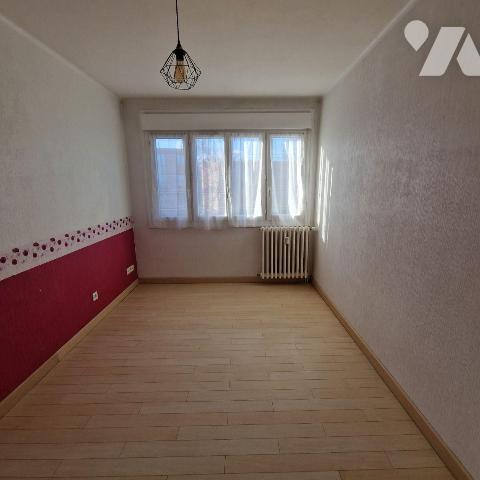 A VENDRE, un appartement au 4ème étage, sans ascenseur, comprenant une entrée sur séjour - cuis...